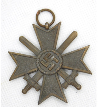 *Croix du mérite de guerre avec épées *