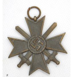 *Croix du mérite de guerre avec épées *