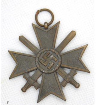 *Croix du mérite de guerre avec épées *