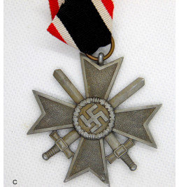 *Croix du mérite de guerre avec épées*