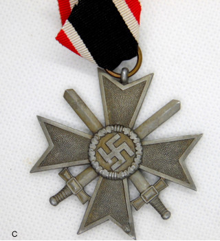 *Croix du mérite de guerre avec épées*